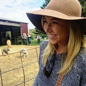 Meet your Posher, Hallie